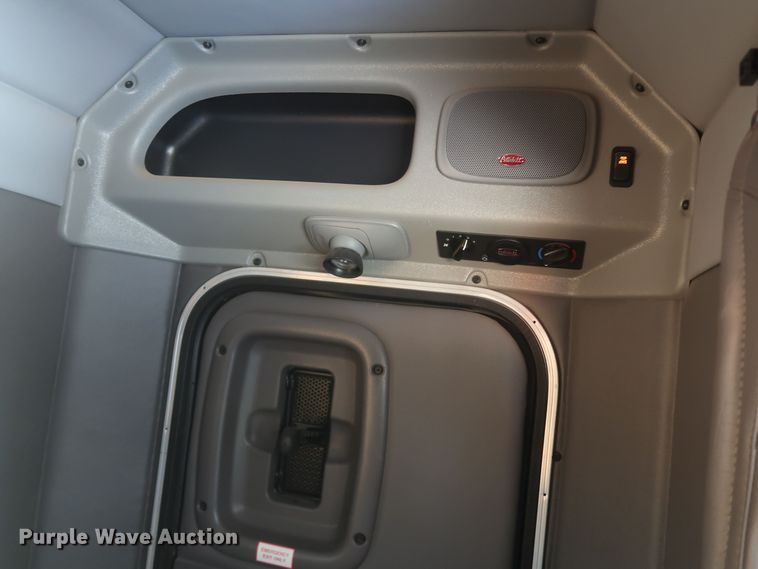 image for item DK3734 2021 Peterbilt 389  semi truck