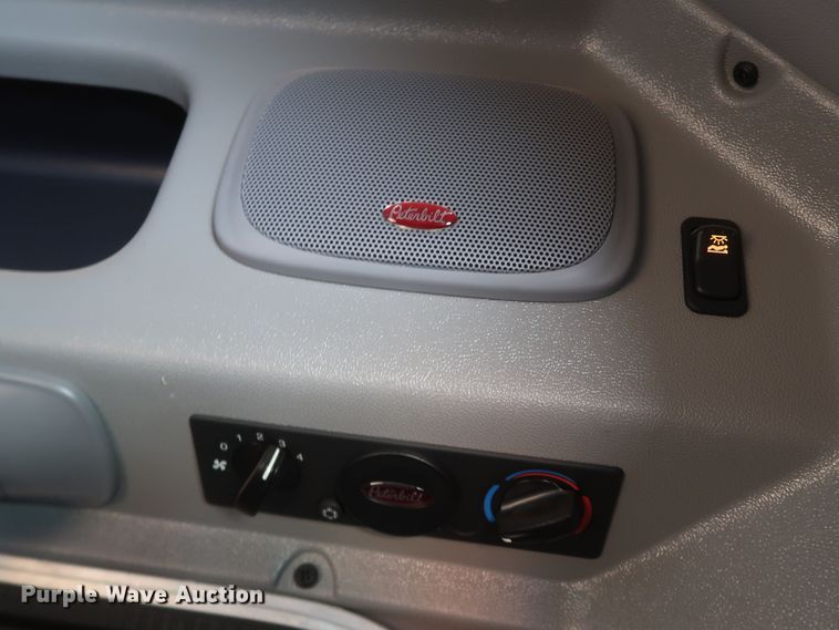 image for item DK3734 2021 Peterbilt 389  semi truck