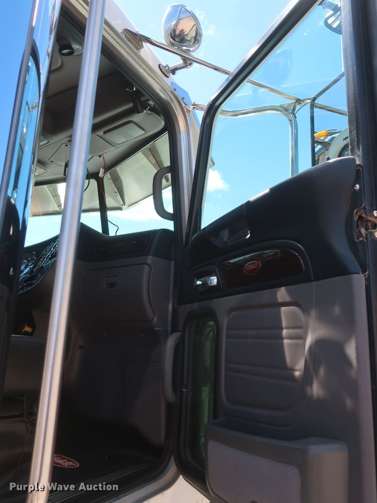 image for item DK3734 2021 Peterbilt 389  semi truck