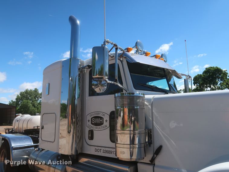 image for item DK3734 2021 Peterbilt 389  semi truck