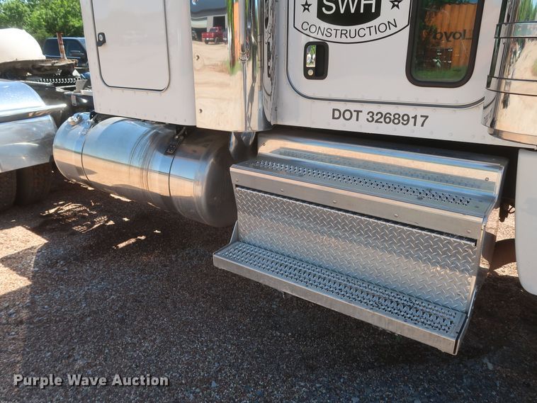 image for item DK3734 2021 Peterbilt 389  semi truck