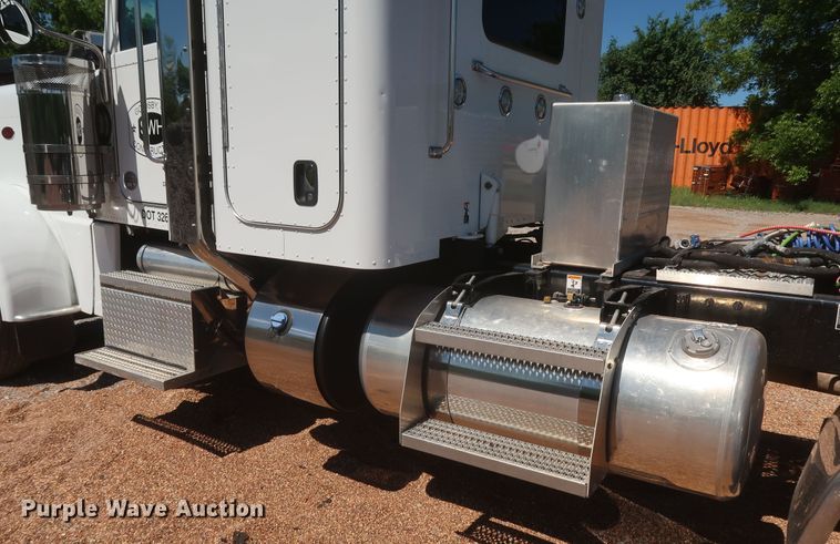 image for item DK3734 2021 Peterbilt 389  semi truck
