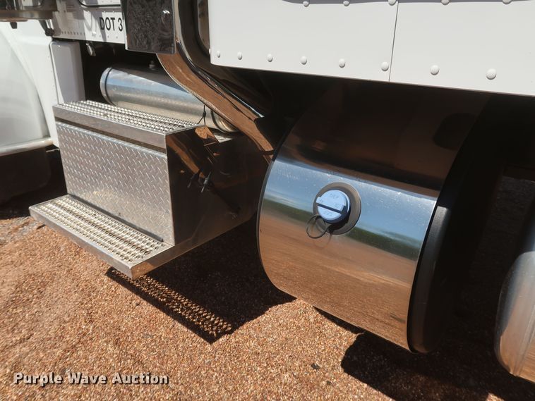 image for item DK3734 2021 Peterbilt 389  semi truck