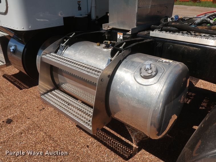 image for item DK3734 2021 Peterbilt 389  semi truck