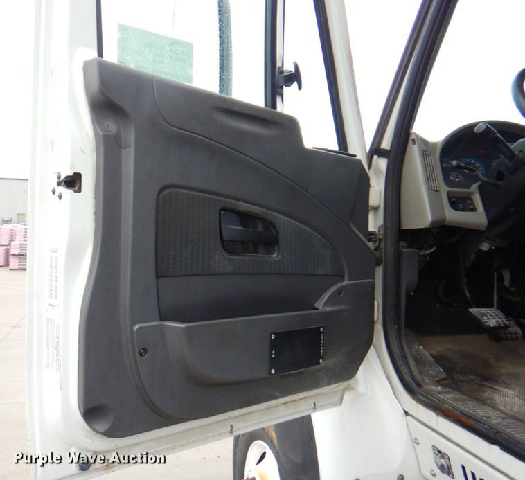 image for item DP4210 2008 International 7600  flatbed truck