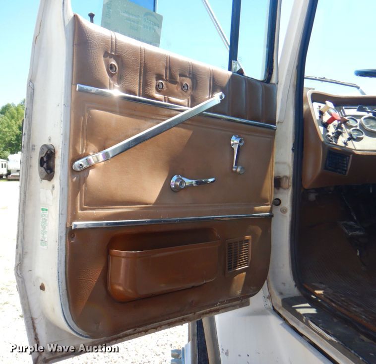 image for item DP4216 1994 Ford Aeromax L9000  semi truck