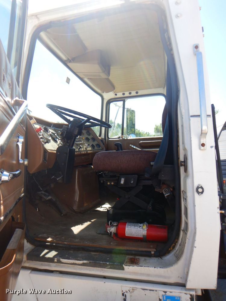 image for item DP4216 1994 Ford Aeromax L9000  semi truck