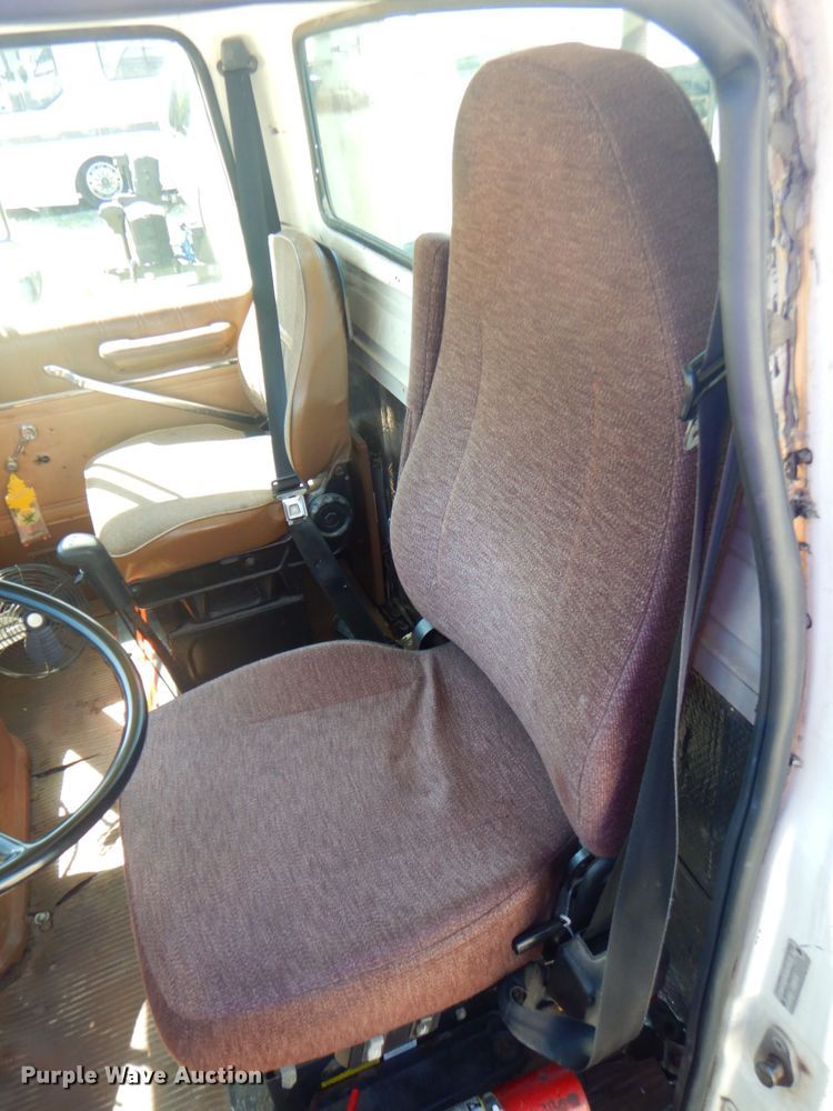 image for item DP4216 1994 Ford Aeromax L9000  semi truck