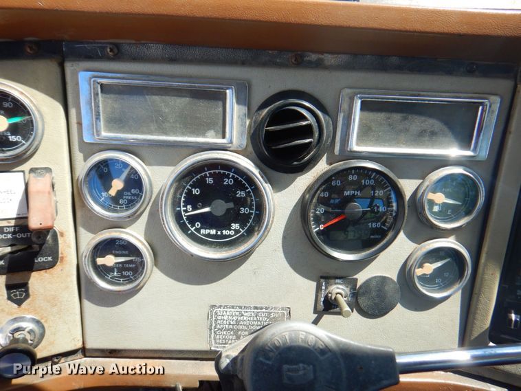 image for item DP4216 1994 Ford Aeromax L9000  semi truck