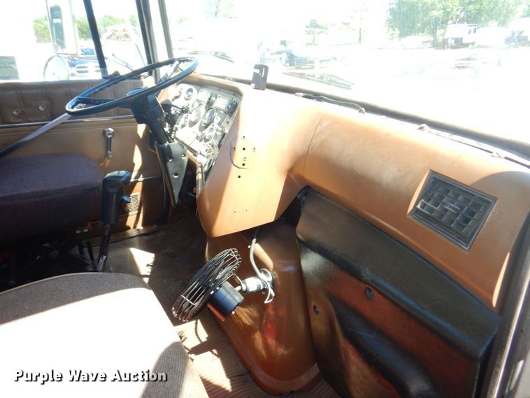 image for item DP4216 1994 Ford Aeromax L9000  semi truck