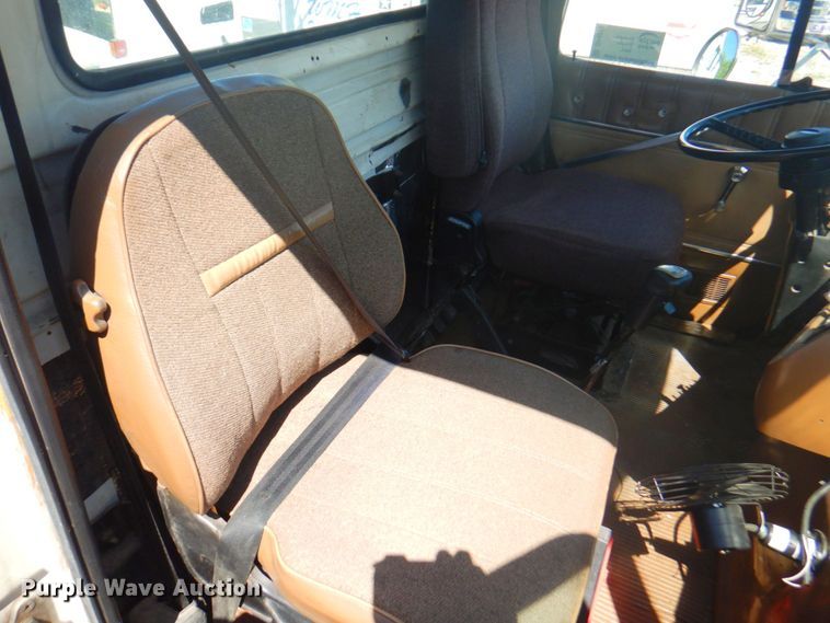 image for item DP4216 1994 Ford Aeromax L9000  semi truck