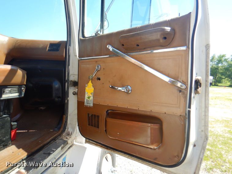 image for item DP4216 1994 Ford Aeromax L9000  semi truck