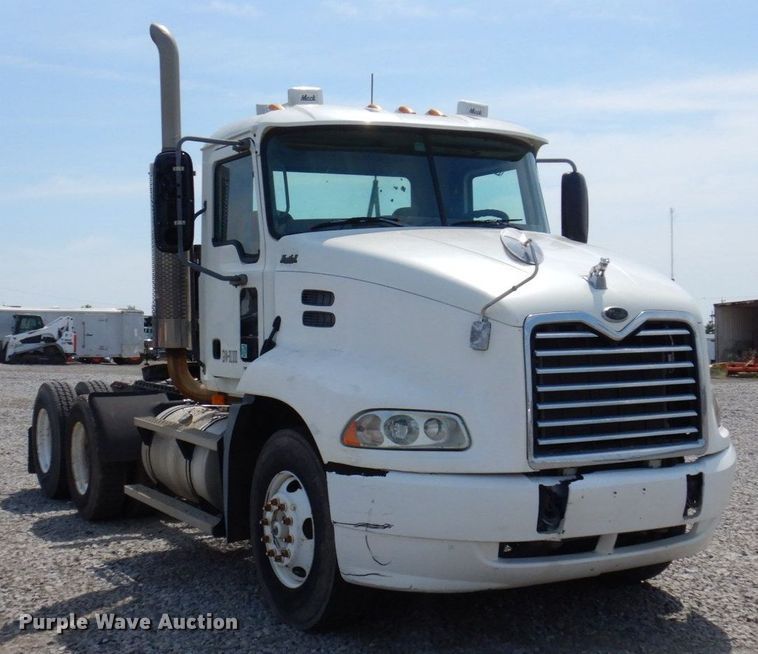 image for item DP5515 2004 Mack CX613  semi truck