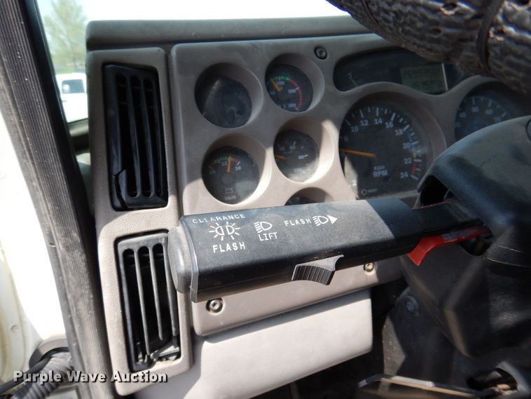 image for item DP5515 2004 Mack CX613  semi truck