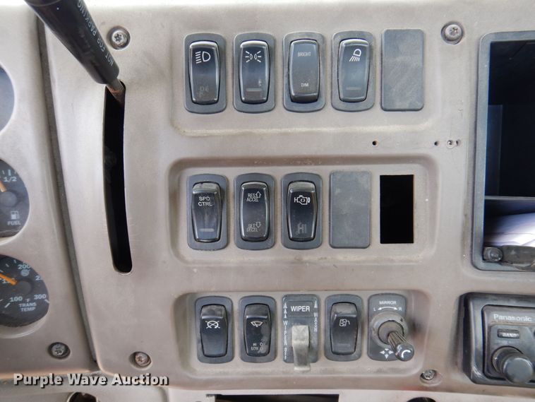 image for item DP5515 2004 Mack CX613  semi truck