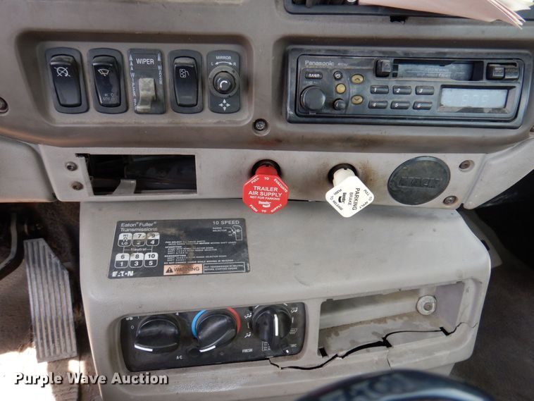 image for item DP5515 2004 Mack CX613  semi truck