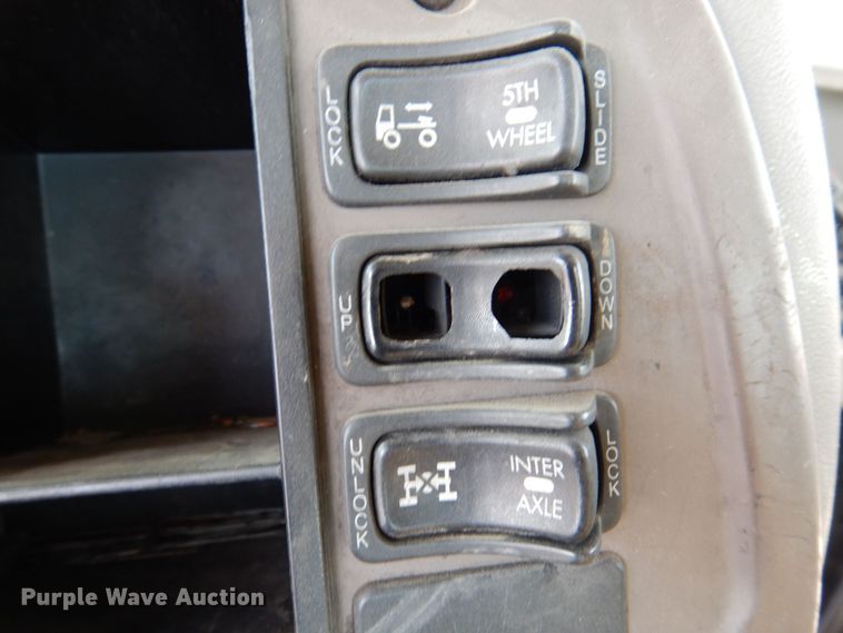 image for item DP5515 2004 Mack CX613  semi truck