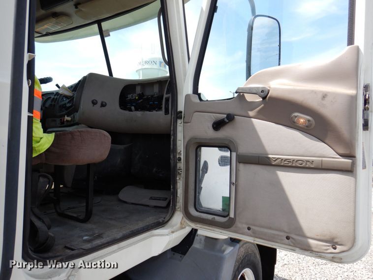 image for item DP5515 2004 Mack CX613  semi truck