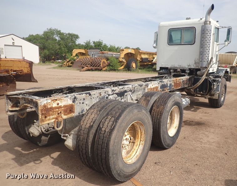 image for item DS7072 1997 Oshkosh FF-115  truck cab and chassis