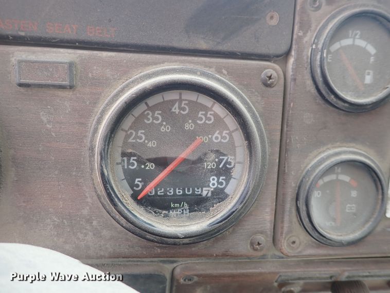 image for item DS7072 1997 Oshkosh FF-115  truck cab and chassis