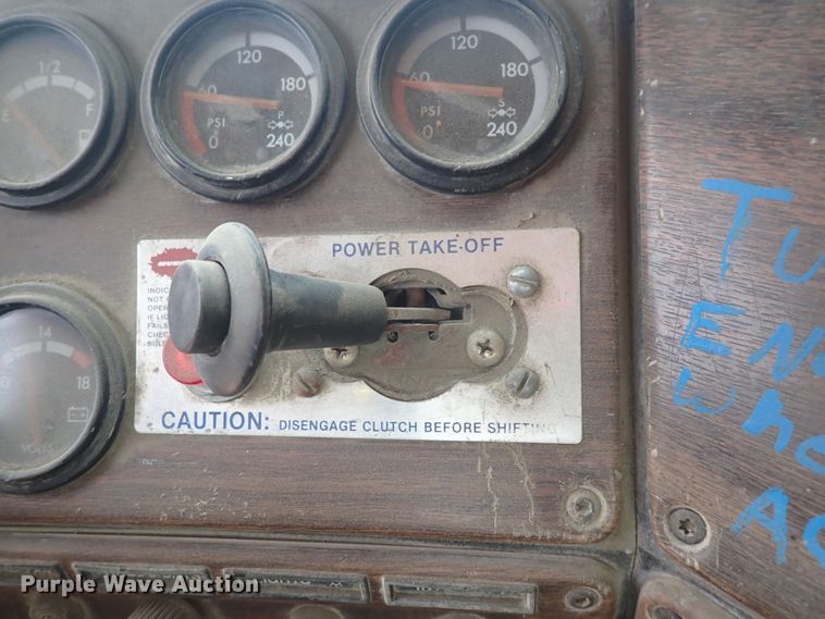 image for item DS7072 1997 Oshkosh FF-115  truck cab and chassis