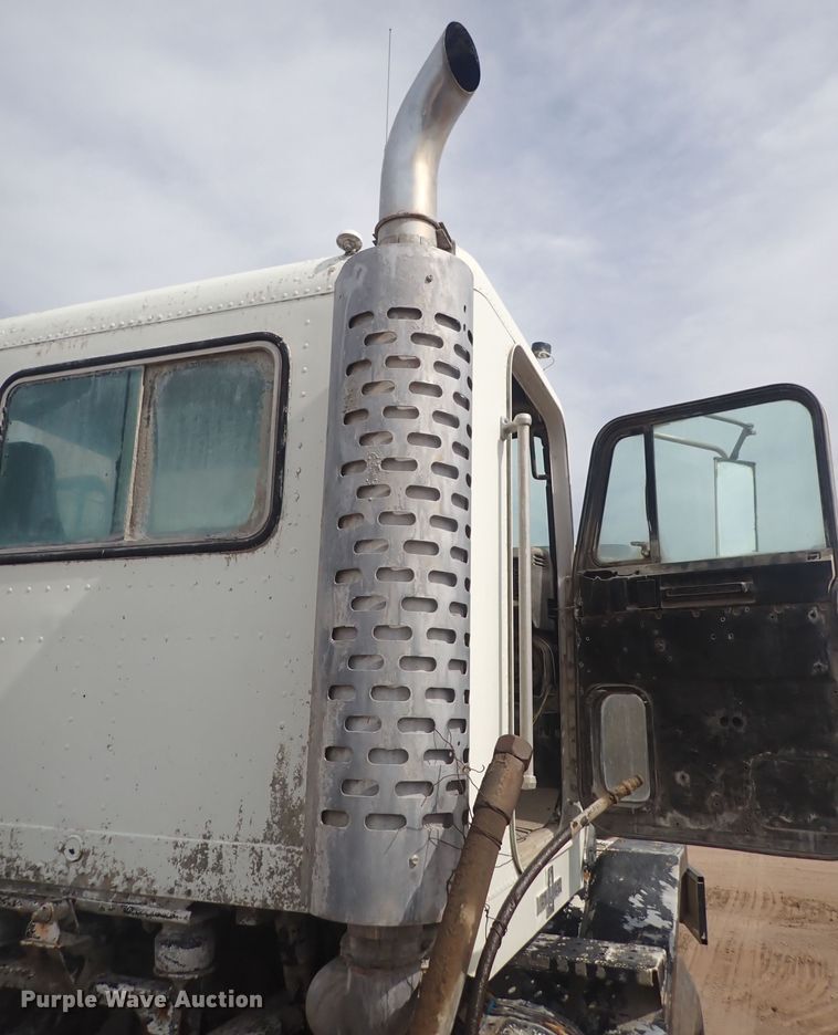 image for item DS7072 1997 Oshkosh FF-115  truck cab and chassis