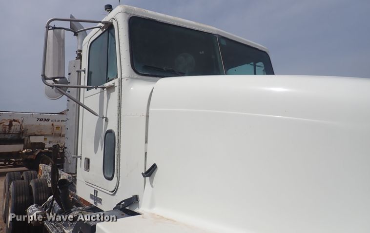 image for item DS7072 1997 Oshkosh FF-115  truck cab and chassis