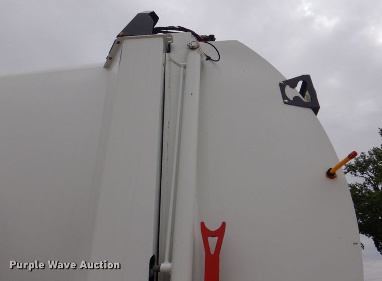 image for item DS8035 2011 International WorkStar 7400SFA  refuse truck