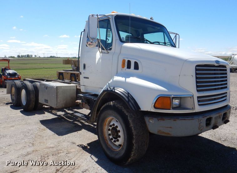 image for item DS8040 1999 Sterling LT9513  truck cab and chassis