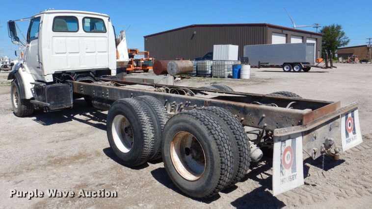 image for item DS8040 1999 Sterling LT9513  truck cab and chassis