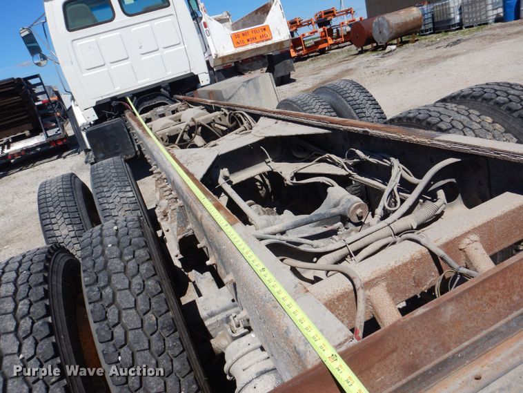 image for item DS8040 1999 Sterling LT9513  truck cab and chassis