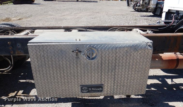 image for item DS8040 1999 Sterling LT9513  truck cab and chassis