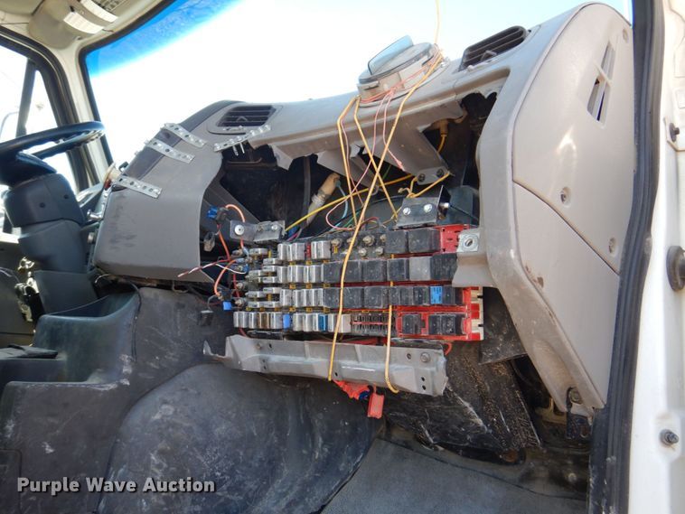 image for item DS8040 1999 Sterling LT9513  truck cab and chassis