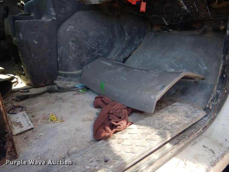 image for item DS8040 1999 Sterling LT9513  truck cab and chassis