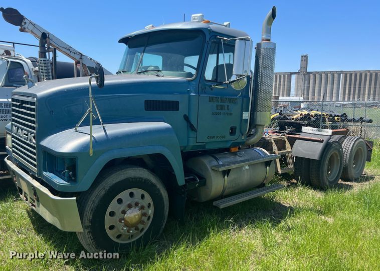 image for item HL9021 2002 Mack CH612  semi truck