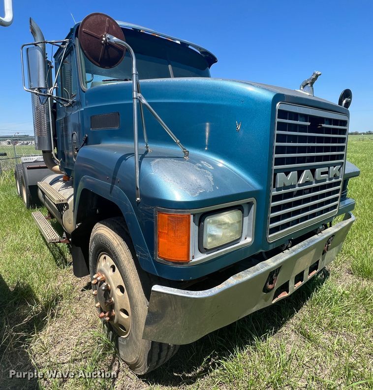 image for item HL9021 2002 Mack CH612  semi truck