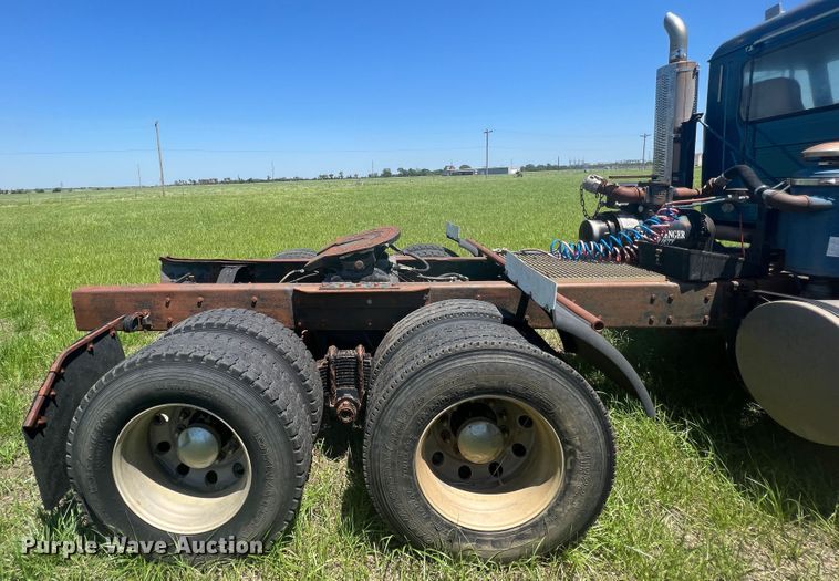 image for item HL9021 2002 Mack CH612  semi truck