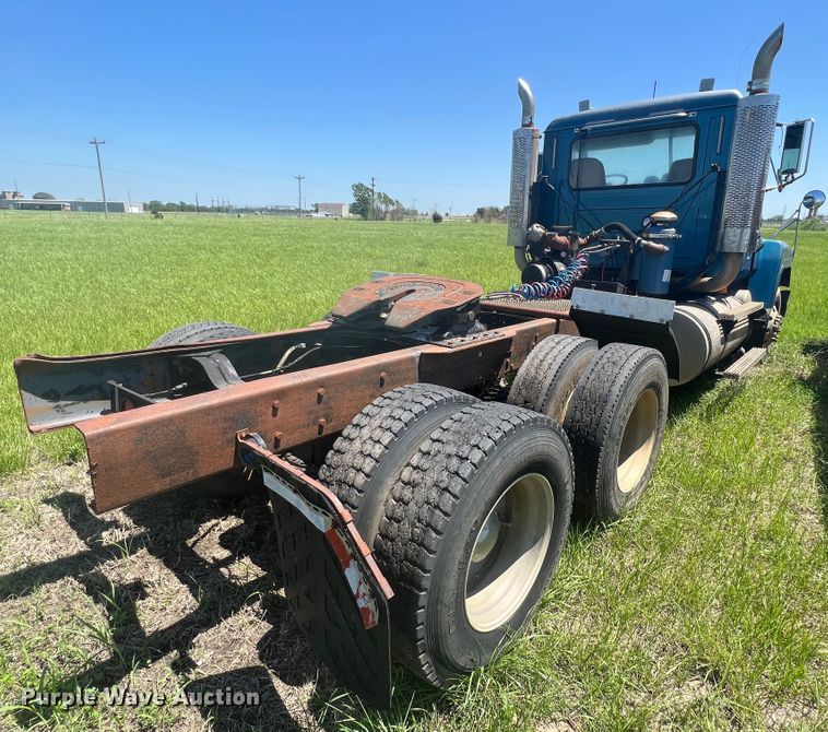 image for item HL9021 2002 Mack CH612  semi truck