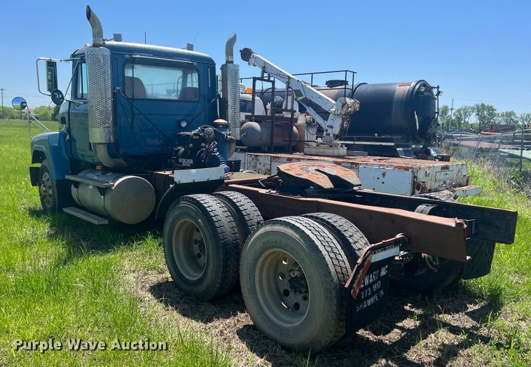 image for item HL9021 2002 Mack CH612  semi truck