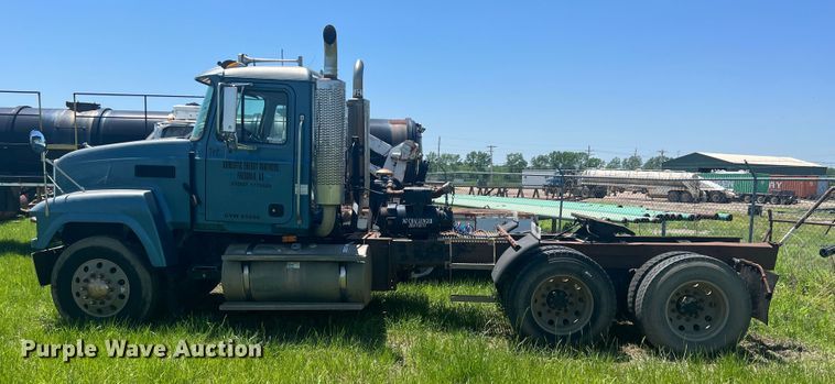 image for item HL9021 2002 Mack CH612  semi truck