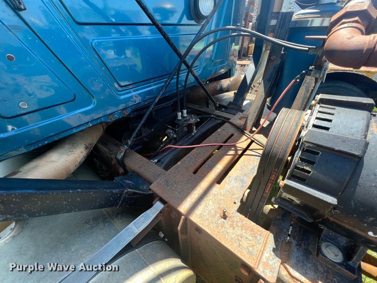 image for item HL9021 2002 Mack CH612  semi truck