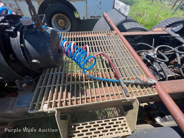 image for item HL9021 2002 Mack CH612  semi truck