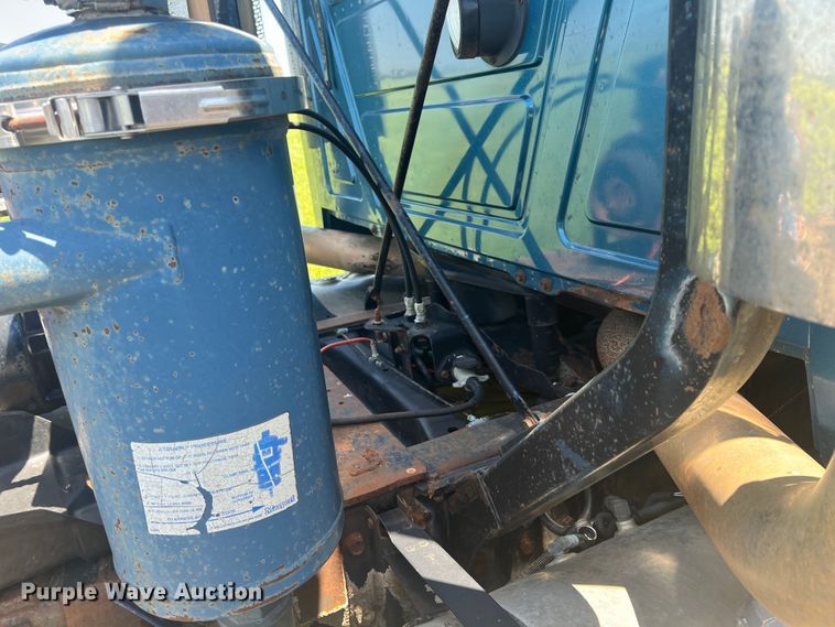 image for item HL9021 2002 Mack CH612  semi truck