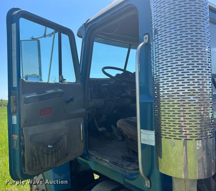 image for item HL9021 2002 Mack CH612  semi truck