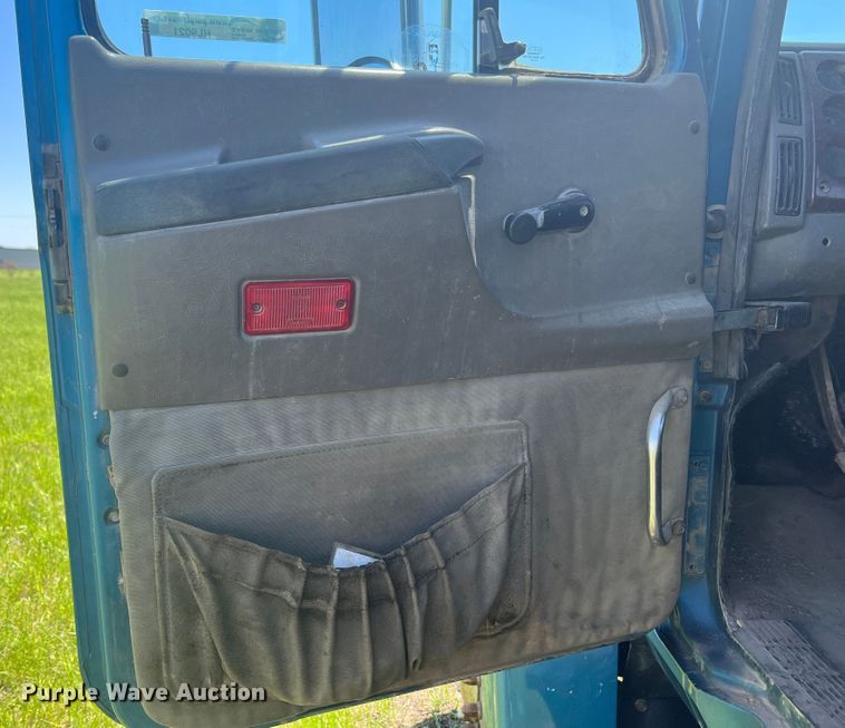 image for item HL9021 2002 Mack CH612  semi truck