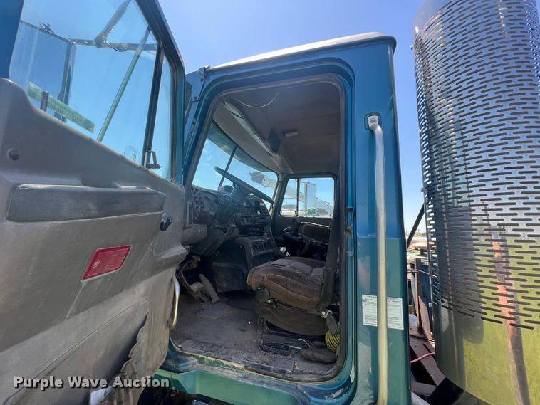 image for item HL9021 2002 Mack CH612  semi truck