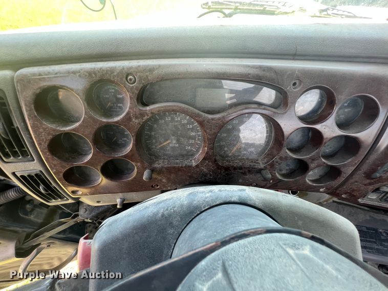 image for item HL9021 2002 Mack CH612  semi truck