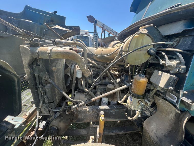 image for item HL9021 2002 Mack CH612  semi truck