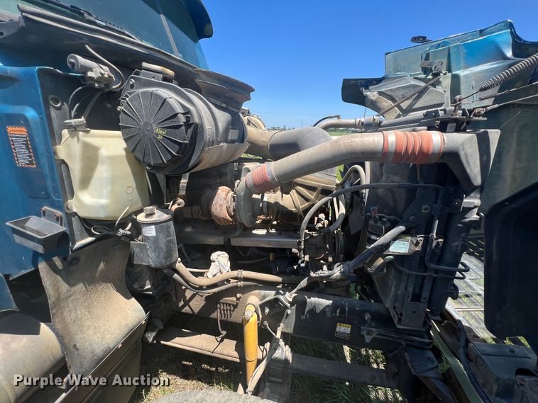 image for item HL9021 2002 Mack CH612  semi truck