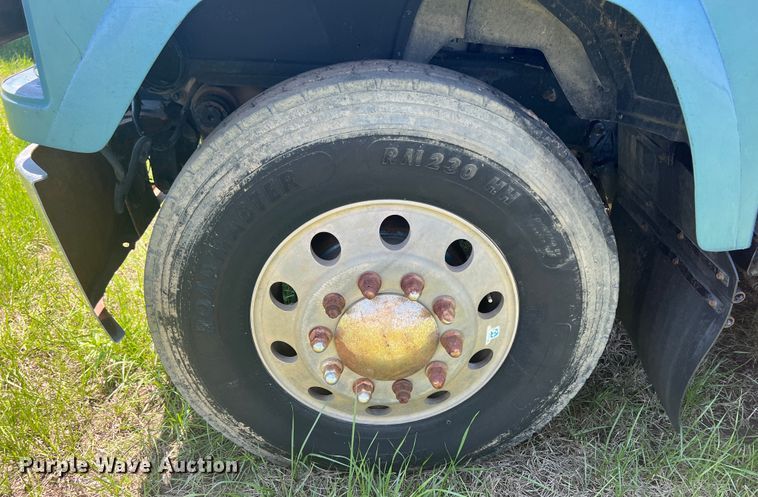 image for item HL9021 2002 Mack CH612  semi truck